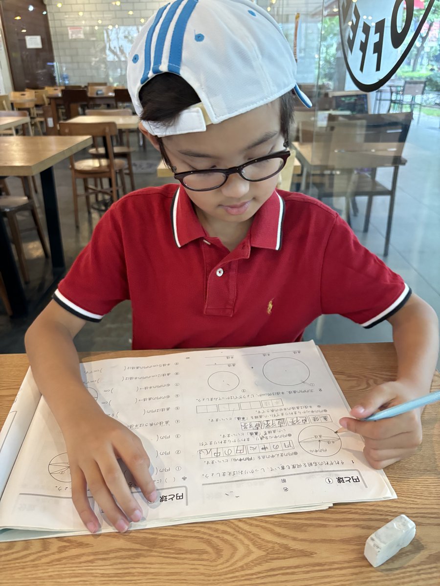2回目のセブ島親子留学：カフェで日本の宿題を進める息子